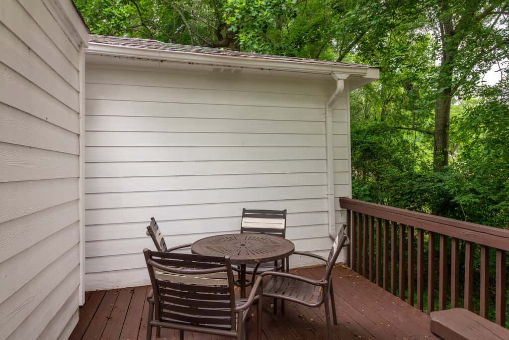 Near Shops, Dining & Airport- The Hilltop Bungalow