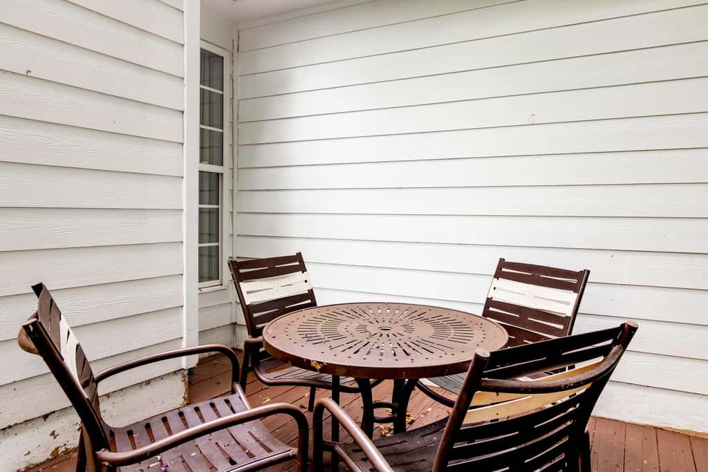 Near Shops, Dining & Airport- The Hilltop Bungalow