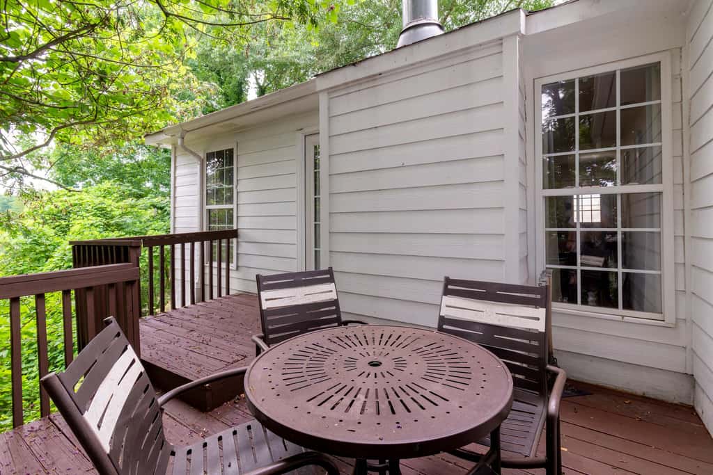 Near Shops, Dining & Airport- The Hilltop Bungalow
