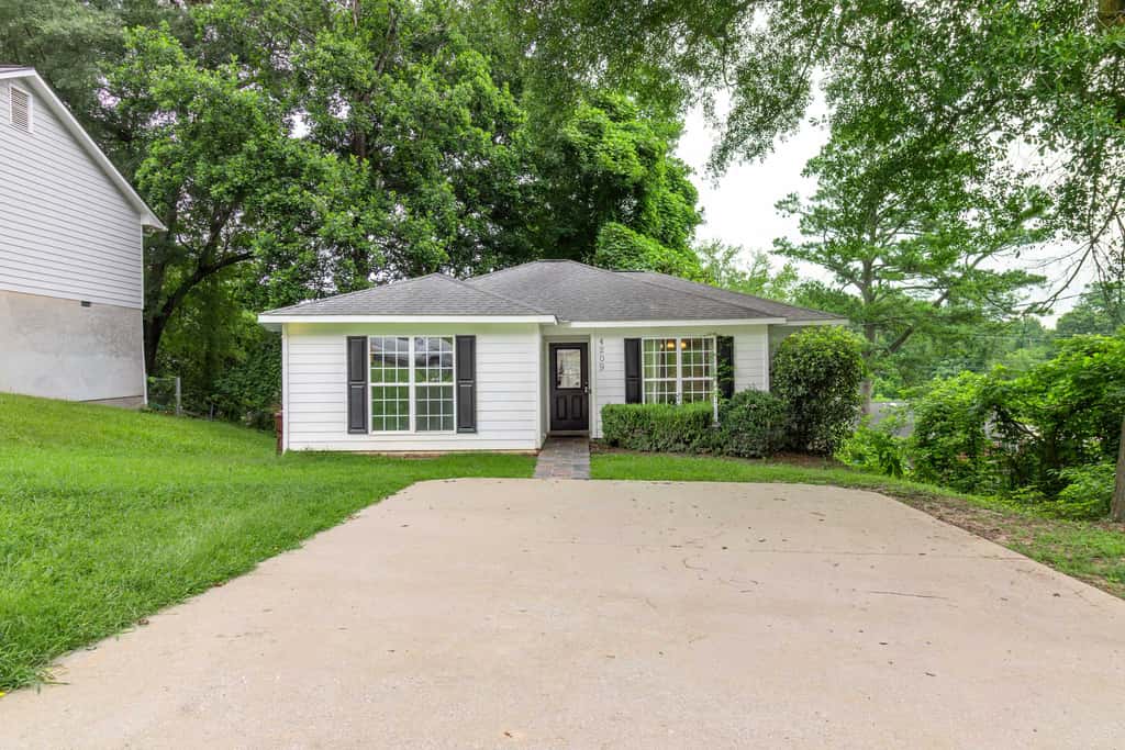 Near Shops, Dining & Airport- The Hilltop Bungalow