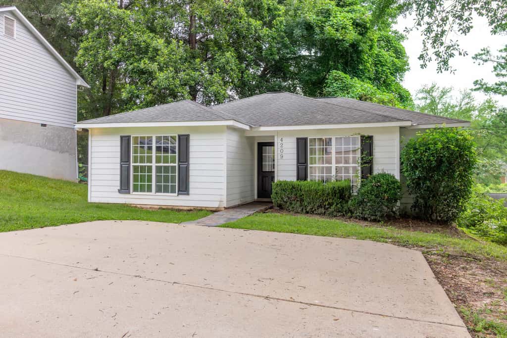 Near Shops, Dining & Airport- The Hilltop Bungalow