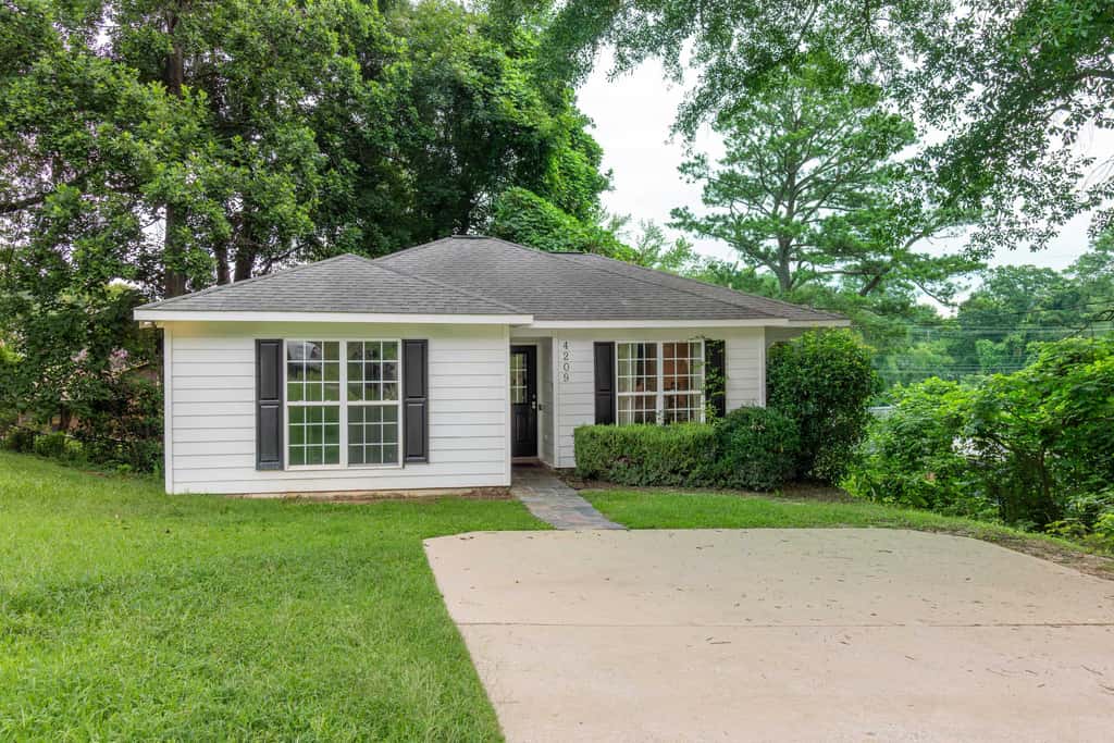 Near Shops, Dining & Airport- The Hilltop Bungalow