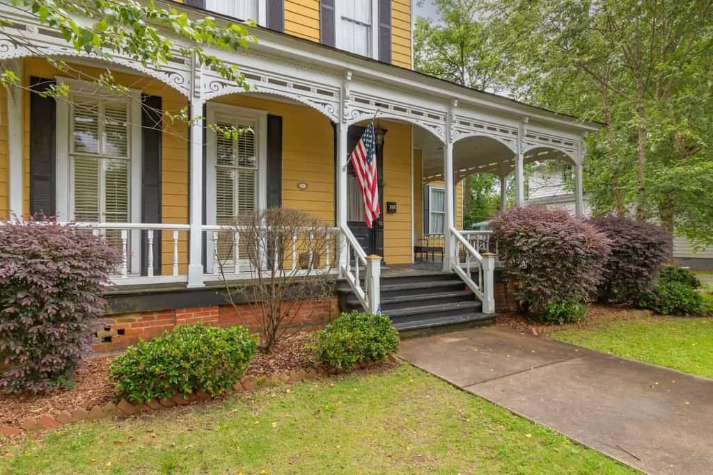 This iconic 3,500 sq ft mansion, a cornerstone of Columbus since the Civil War, has been modernized for luxury living. Located just 20 minutes from Fort Benning and under 10 minutes from the riverfront and downtown, it offers unbeatable convenience. We provide both professional photos and real-time images from our cleaning team, ensuring transparency about your stay.