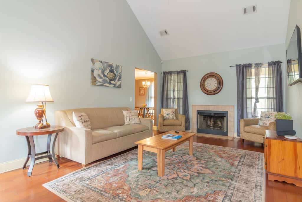 Discover Creekside Retreat, a modern home in central Columbus, conveniently located near Ft. Benning (Fort Moore), shopping, downtown, and white water rafting. Enjoy comfortable accommodations featuring a Smart TV, spacious yard, and proximity to CSU. Relax in our private back sitting area, where you can listen to the soothing creek while sipping coffee. Kids will love the large side yard to play in, and pets are welcome for a fee. We provide both professional and real-time images from our cleaning team, ensuring you know exactly what to expect. We can't wait to host you!