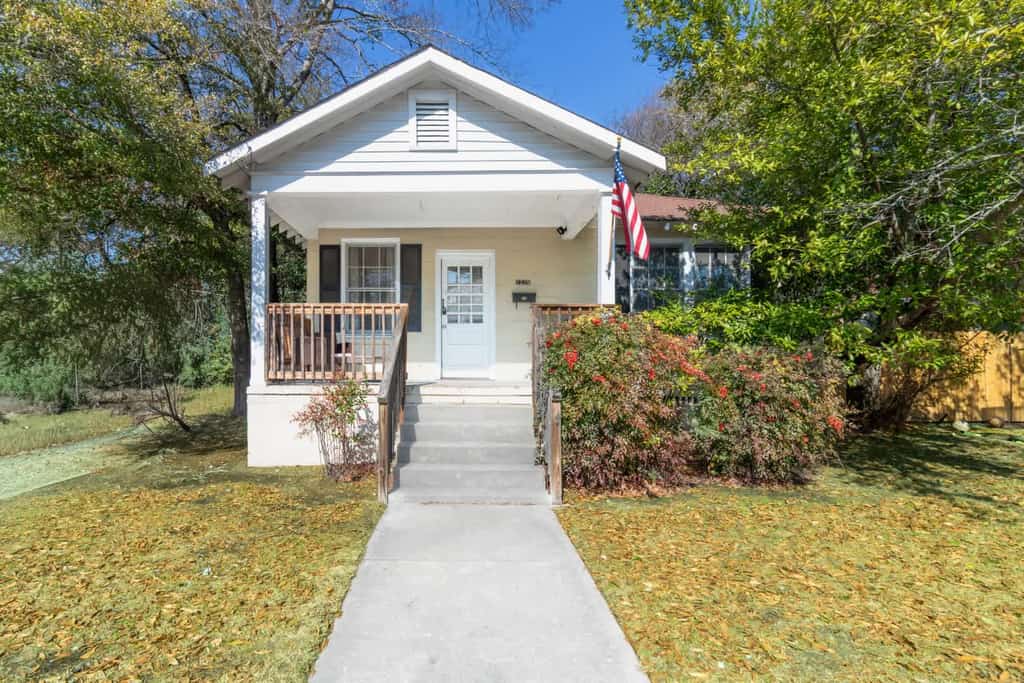 Relax in this newly renovated Midtown home, accommodating up to 8 guests with a king bed, two full beds, and a sofa bed. Located near Columbus attractions like Lake Bottom Park (5 min), Columbus Botanical Gardens, Coca-Cola Space Science Center, downtown (10 min), and Fort Moore (15 min). Enjoy peaceful evenings on the porch or explore Midtown’s 18 historic neighborhoods. We've included both professional and real-time photos from our cleaning team for transparency.