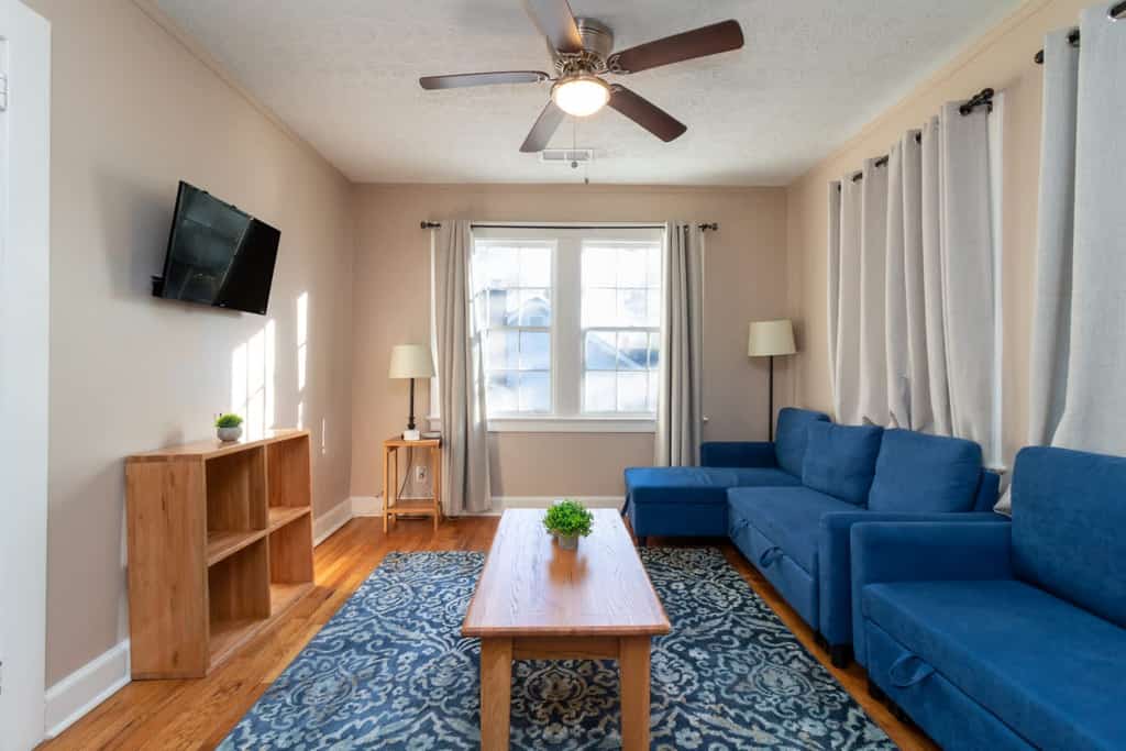 This simple 1-bedroom upstairs apartment in Midtown Columbus, GA is ideal for couples or solo travelers. It features a queen bed, two full-size futons, full kitchen, bathroom, and free WiFi. Pets are welcome with a fee, and a pack 'n play is available upon request. Conveniently located near Lake Bottom Park, the Columbus Botanical Gardens, the Coca-Cola Space Science Center, and Fort Benning (Moore), with professional and real-time photos showing exactly what to expect.