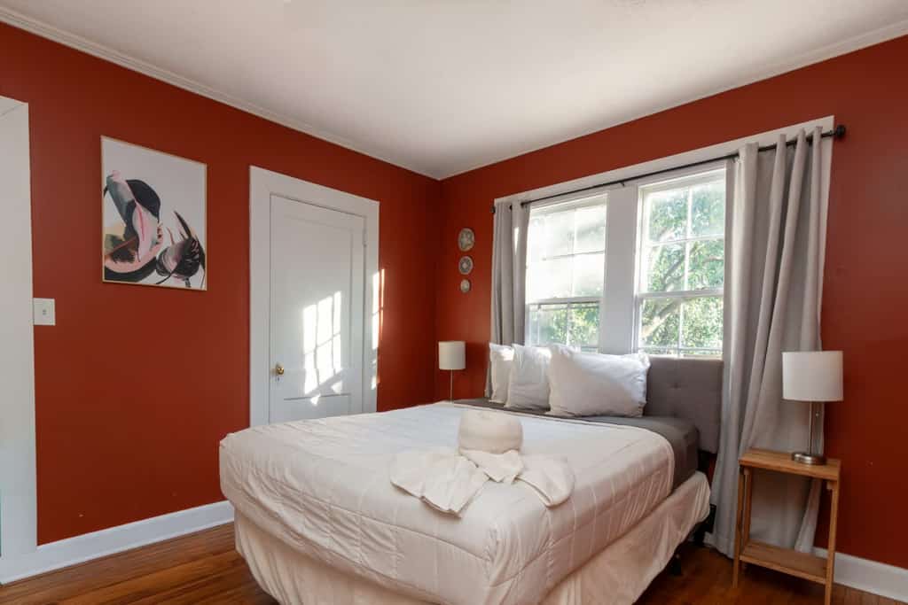 This simple 1-bedroom upstairs apartment in Midtown Columbus, GA is ideal for couples or solo travelers. It features a queen bed, two full-size futons, full kitchen, bathroom, and free WiFi. Pets are welcome with a fee, and a pack 'n play is available upon request. Conveniently located near Lake Bottom Park, the Columbus Botanical Gardens, the Coca-Cola Space Science Center, and Fort Benning (Moore), with professional and real-time photos showing exactly what to expect.