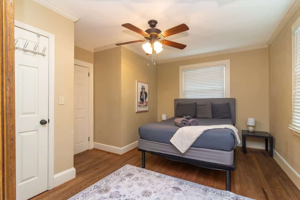With both the main house and the attached guest house, you can sleep up to 18 people in 6 bedrooms and futons! This is the perfect spot for a large family get-together, whether it’s for graduation or other special occasion.
If you are traveling to Columbus or Fort Moore with a large group, this is the place for you! Total of 6 bedrooms and 3 bathrooms that allow you to gather the whole family together! We hope to host you!