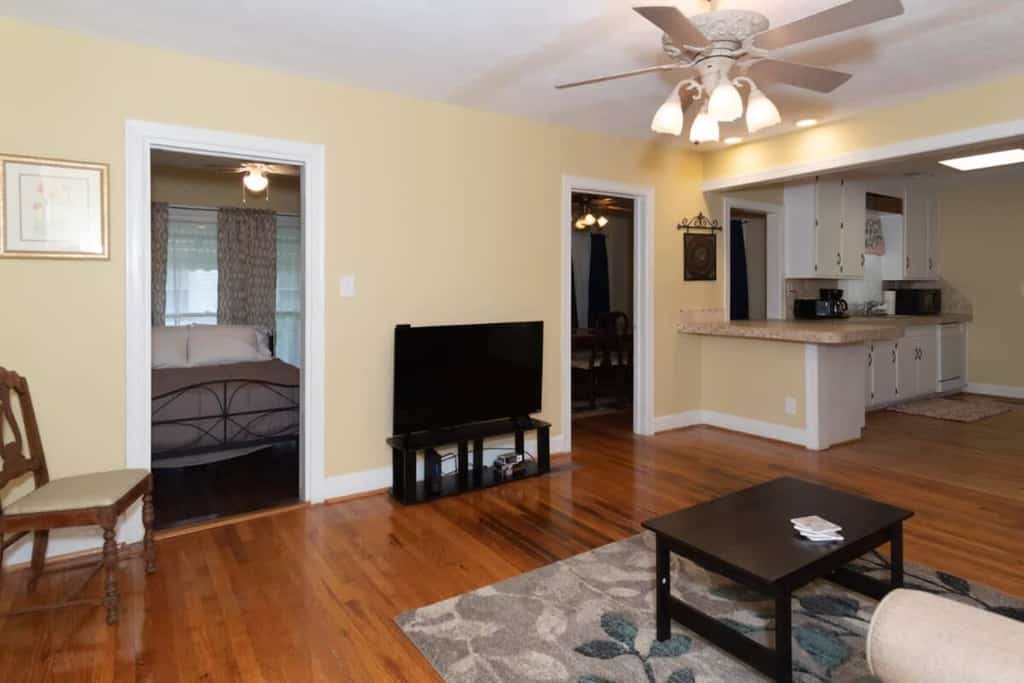 This charming cottage combines historic charm with modern amenities. Conveniently located just minutes from I-185 for easy access to Fort Moore and only 15 minutes from downtown, it’s perfect for short or long stays. Note: The guesthouse in the backyard is rented separately—contact us about renting both. We’ve included professional photos and real-time images from our cleaning team to ensure you know exactly what to expect during your stay.