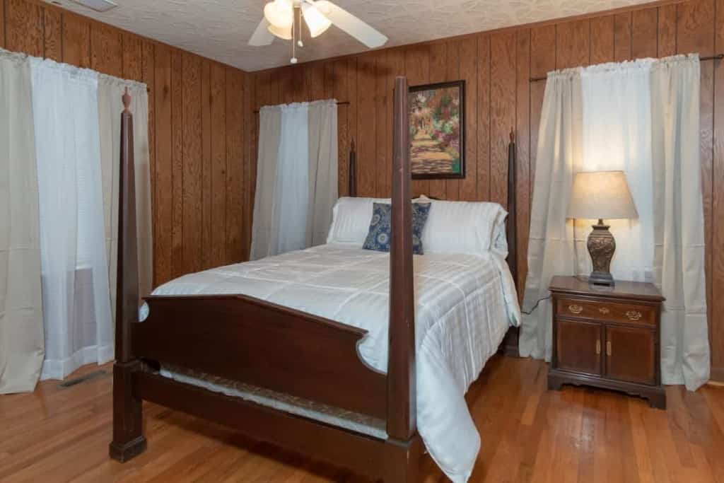 This charming cottage combines historic charm with modern amenities. Conveniently located just minutes from I-185 for easy access to Fort Moore and only 15 minutes from downtown, it’s perfect for short or long stays. Note: The guesthouse in the backyard is rented separately—contact us about renting both. We’ve included professional photos and real-time images from our cleaning team to ensure you know exactly what to expect during your stay.