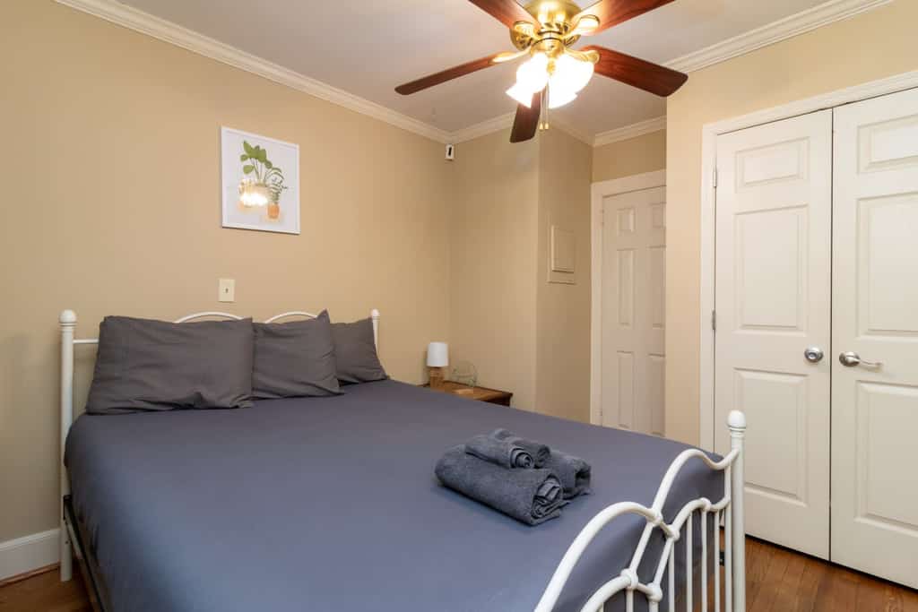 This classic one-bedroom guest cottage with a kitchenette accommodates up to four guests. Located next to our separately rented main home, you'll share the driveway, backyard, and pool but have private access to the cottage. Perfect for traveling nurses or professionals with pets. Minutes from Fort Moore, downtown, and restaurants. Short and long-term stays welcome. We've included professional and real-time photos from our cleaning team for full transparency. We'd love to host you!