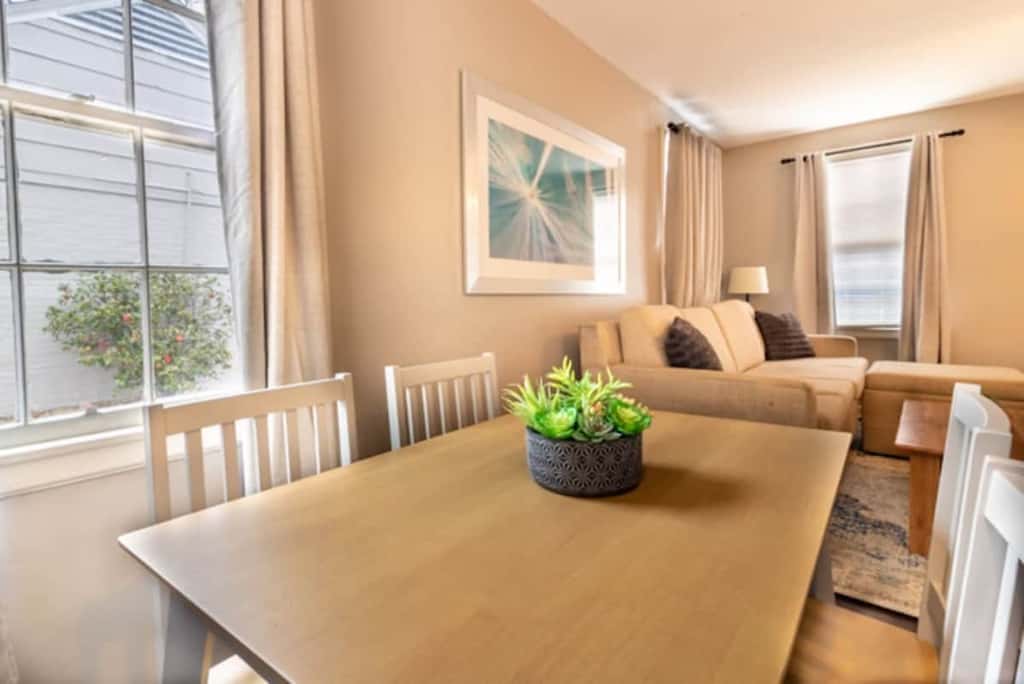 Centrally Located - The Delightful Doubles Unit B