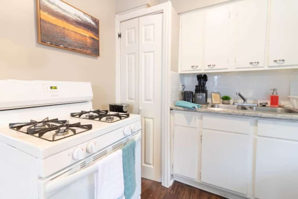 Welcome to the coziest cottage in Columbus! This charming half of a duplex features 2 bedrooms and 1 bathroom, providing all the comforts of home. Conveniently located just 15 minutes from downtown and minutes from I-185, you’ll have easy access to Fort Benning. With space for up to 6 guests, it’s perfect for families or friends. We’ve included professional and real-time cleaning photos, so you know exactly what to expect. We can’t wait to host you!