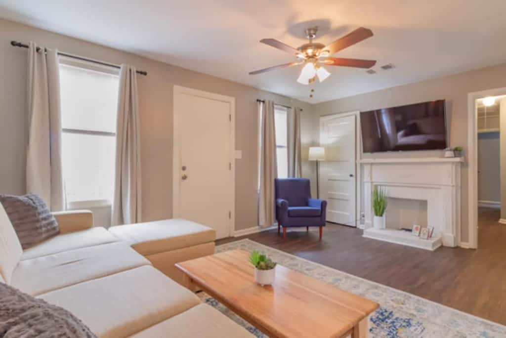 Centrally Located - The Delightful Doubles Unit B