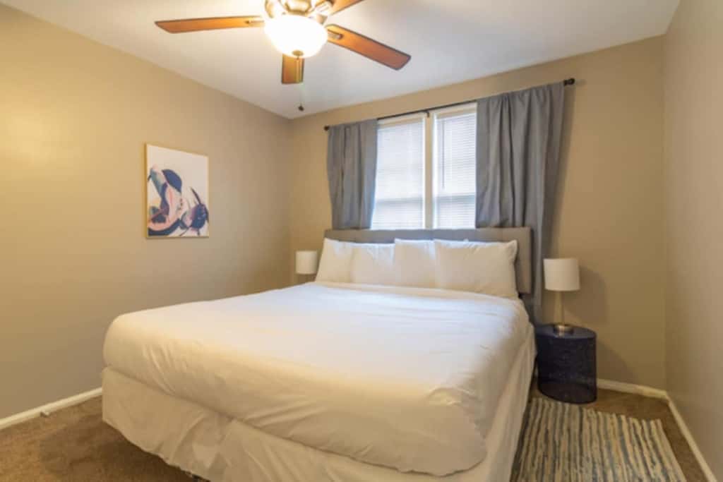 Centrally Located - The Delightful Doubles Unit B