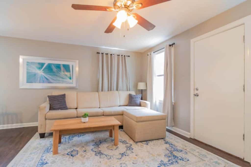 Centrally Located - The Delightful Doubles Unit B