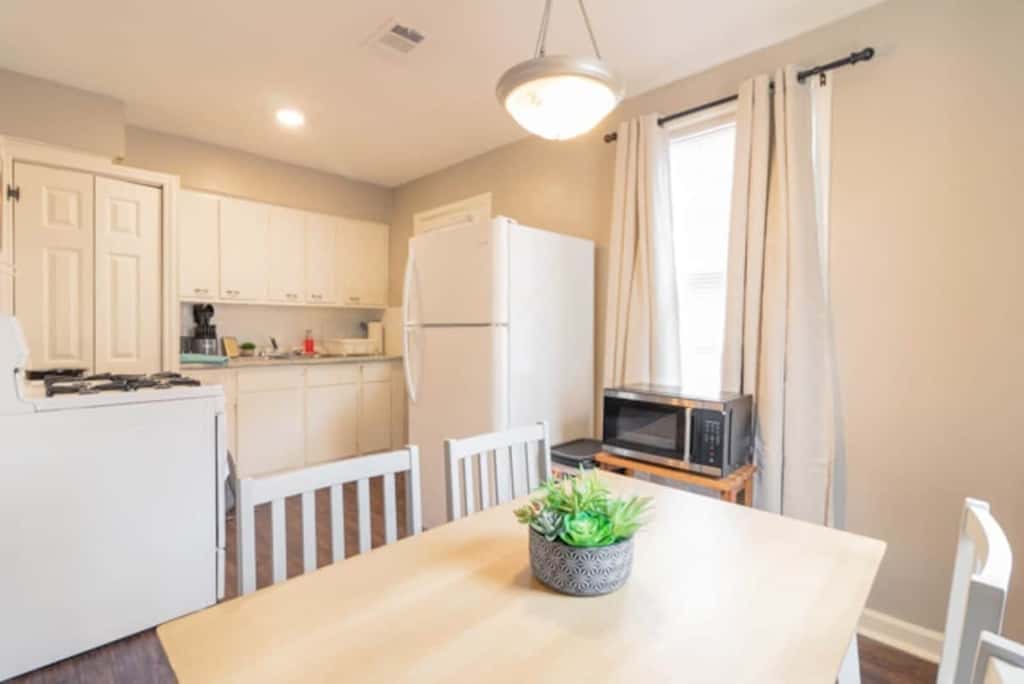 Centrally Located - The Delightful Doubles Unit B