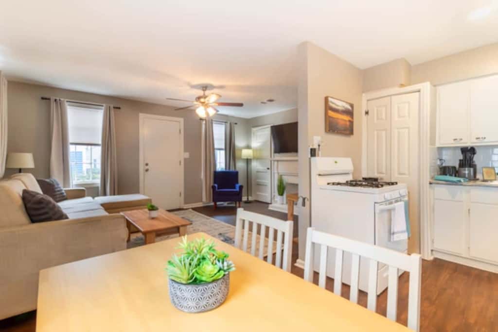 Centrally Located - The Delightful Doubles Unit B