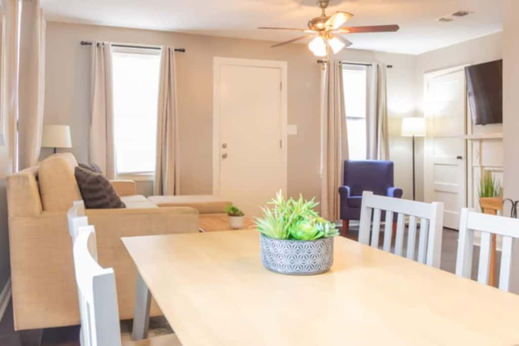 Centrally Located - The Delightful Doubles Unit B