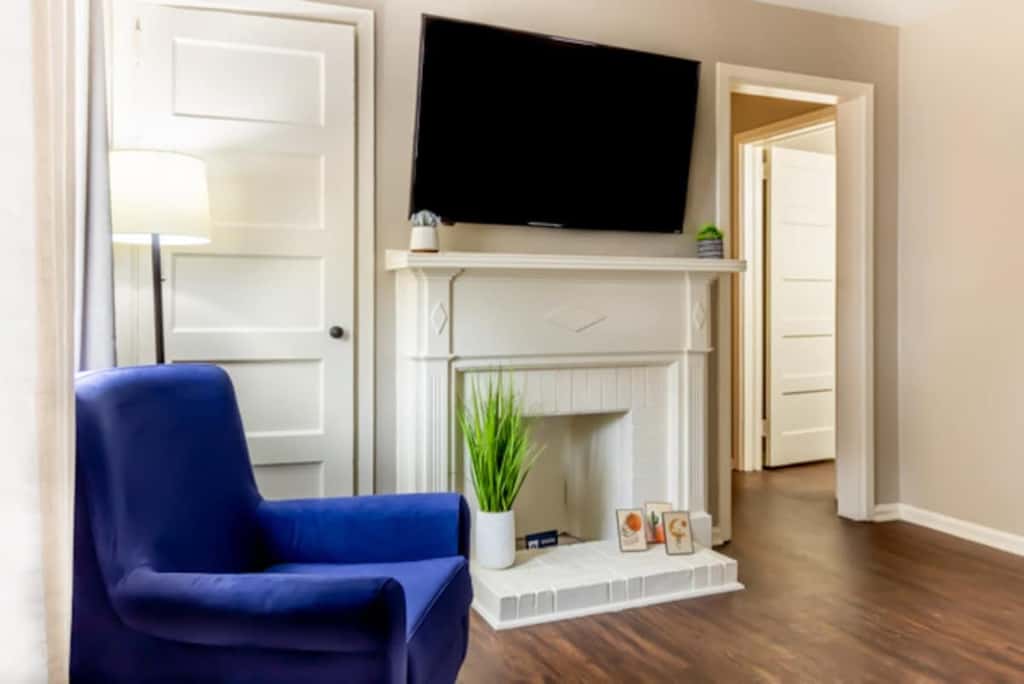 Centrally Located - The Delightful Doubles Unit B
