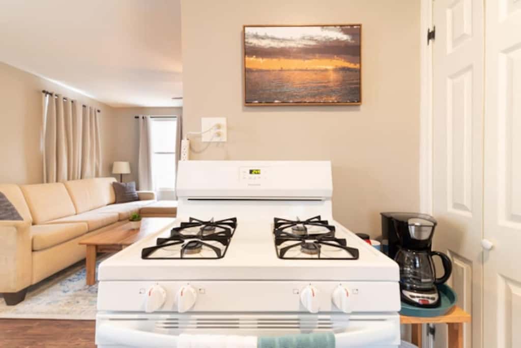Centrally Located - The Delightful Doubles Unit B
