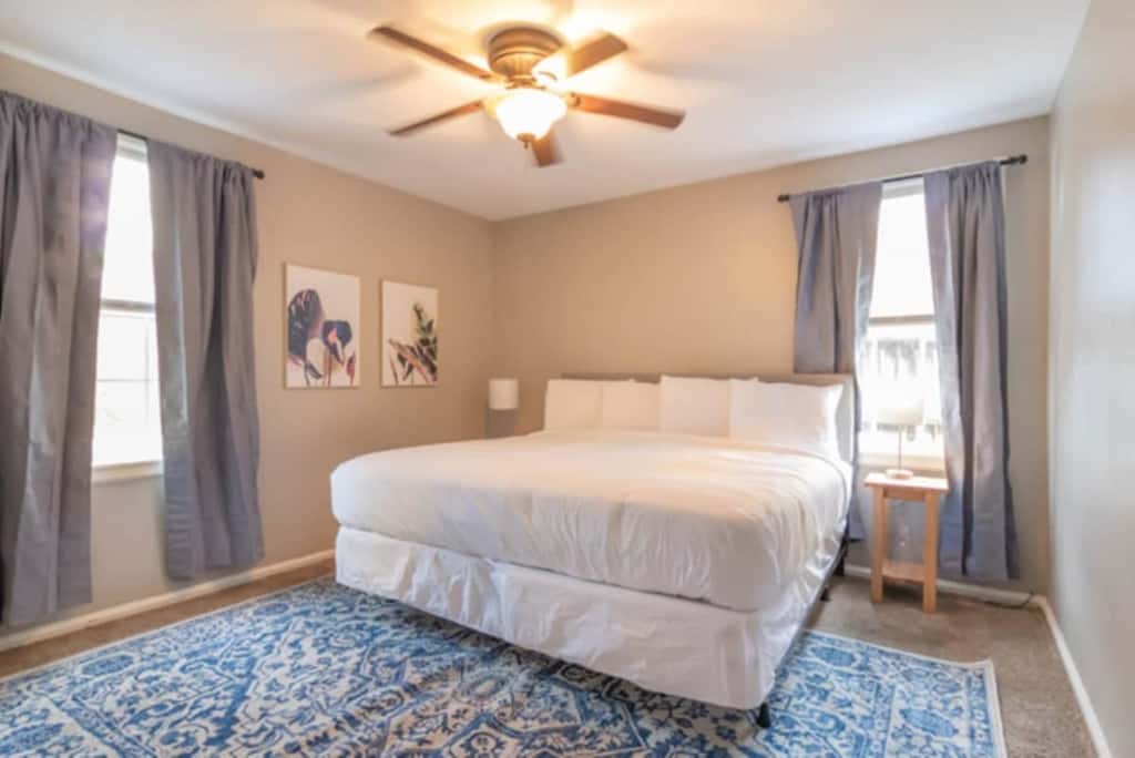 Centrally Located - The Delightful Doubles Unit B