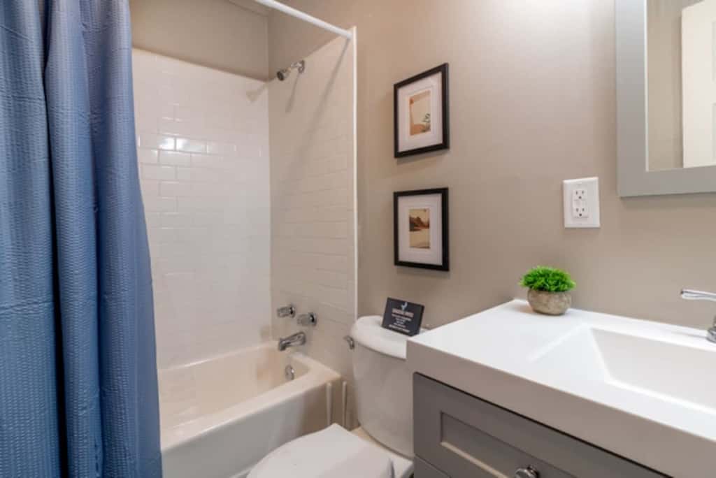 Centrally Located - The Delightful Doubles Unit B
