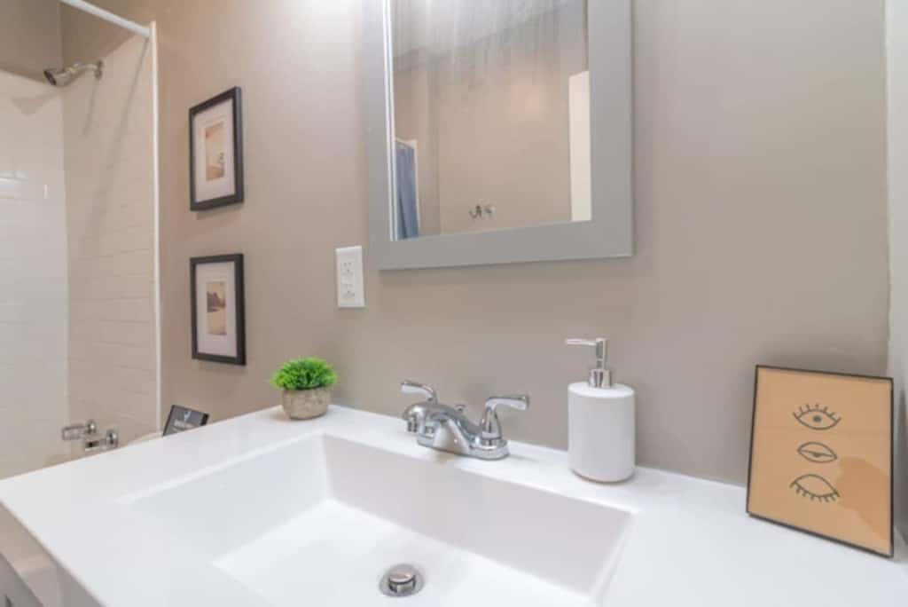 Centrally Located - The Delightful Doubles Unit B