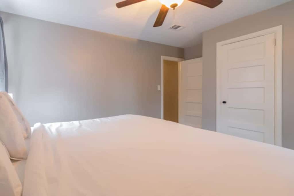 Centrally Located - The Delightful Doubles Unit B