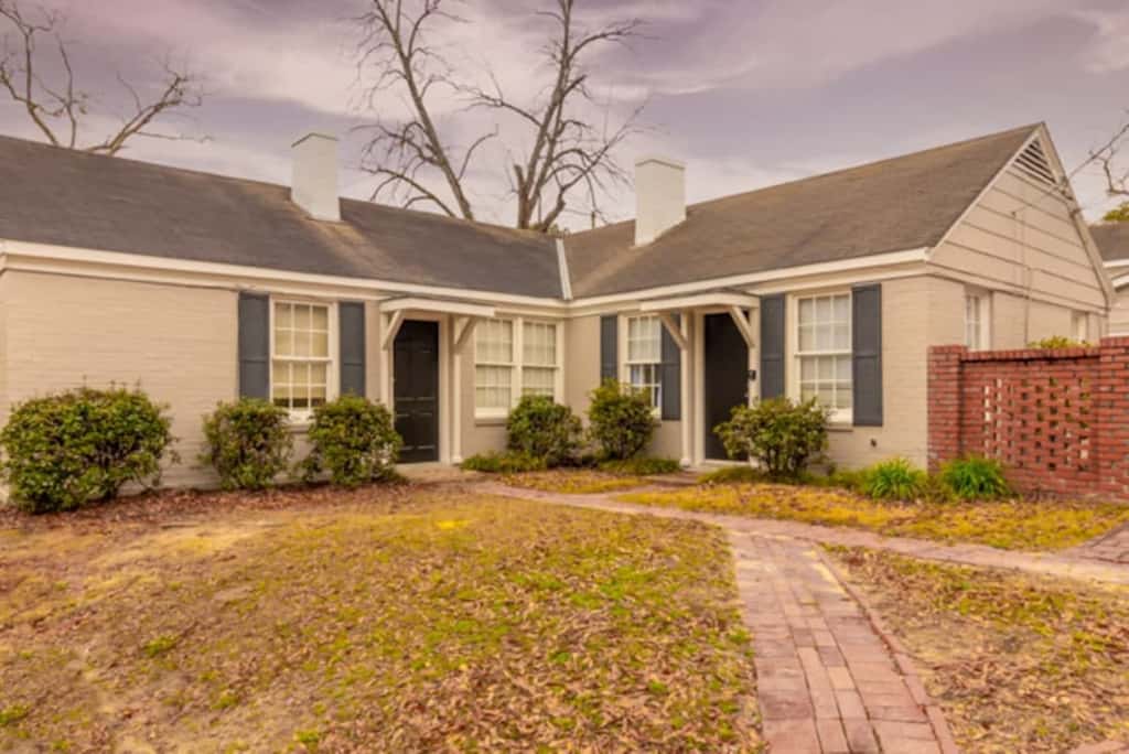 Centrally Located - The Delightful Doubles Unit B