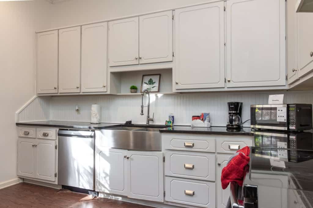 Welcome to Midtown Magic, your ideal stay in Columbus! Our spacious 5-bedroom, 3-bathroom home accommodates up to 18 guests. Enjoy convenient access to Columbus attractions—less than 5 minutes to Lake Bottom Park, 10 minutes to the Botanical Gardens, Coca-Cola Space Science Center, downtown, and 15 minutes to Fort Moore! This is the perfect place for anyone looking for a reliable stay. Our photos include professional and real-time images, so you know exactly what to expect.