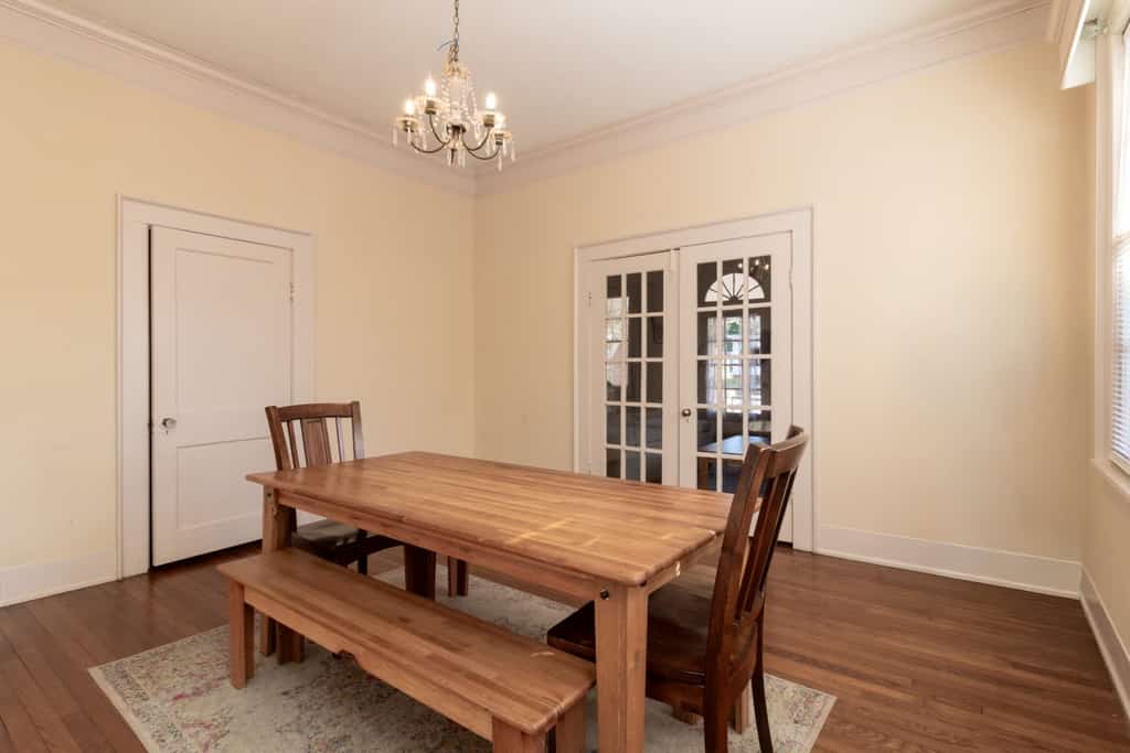 Welcome to Midtown Magic, your ideal stay in Columbus! Our spacious 5-bedroom, 3-bathroom home accommodates up to 18 guests. Enjoy convenient access to Columbus attractions—less than 5 minutes to Lake Bottom Park, 10 minutes to the Botanical Gardens, Coca-Cola Space Science Center, downtown, and 15 minutes to Fort Moore! This is the perfect place for anyone looking for a reliable stay. Our photos include professional and real-time images, so you know exactly what to expect.