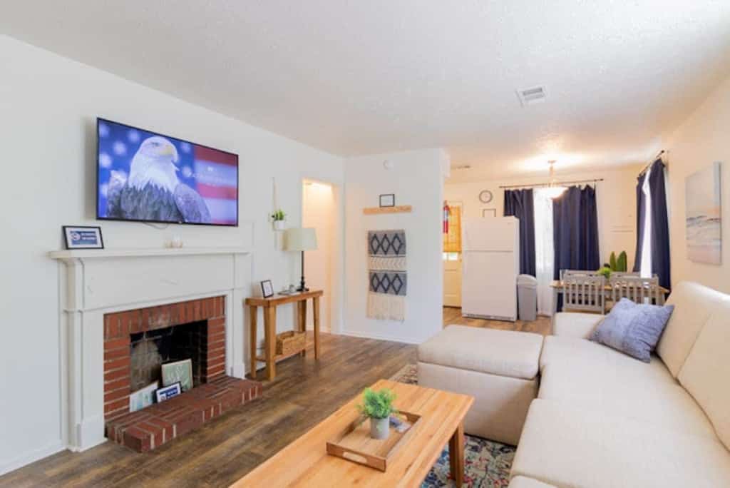 Welcome to the coziest cottage in Columbus! This charming duplex offers 2 bedrooms, 1 bathroom, and all the comforts of home in a central location. Just 15 minutes from downtown and minutes from I-185, with easy access to Fort Moore. Sleeps up to 7, perfect for families! We’ve included both professional and real-time photos from our cleaning team so you know exactly what to expect. We’re excited to host you!