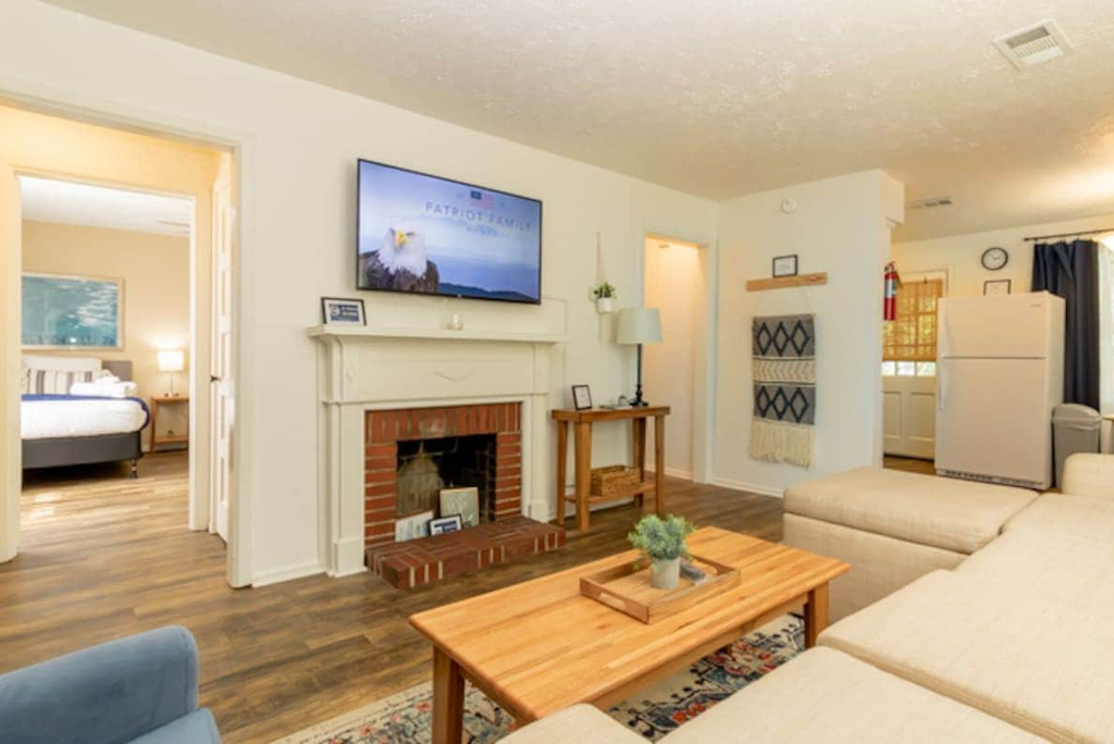 Centrally Located- The Delightful Doubles Unit E