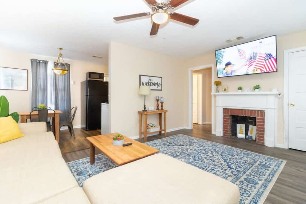 Welcome to the coziest cottage in Columbus! This half-duplex features 2 bedrooms and 1 bathroom, offering all the comforts of home in a central location. You’re just 15 minutes from downtown and minutes from I-185, which leads right to Fort Moore! Accommodating up to 6 guests, this cottage is perfect for your stay. We provide both professional photos and real-time images from our cleaning team to ensure you know exactly what to expect. We can’t wait to host you!