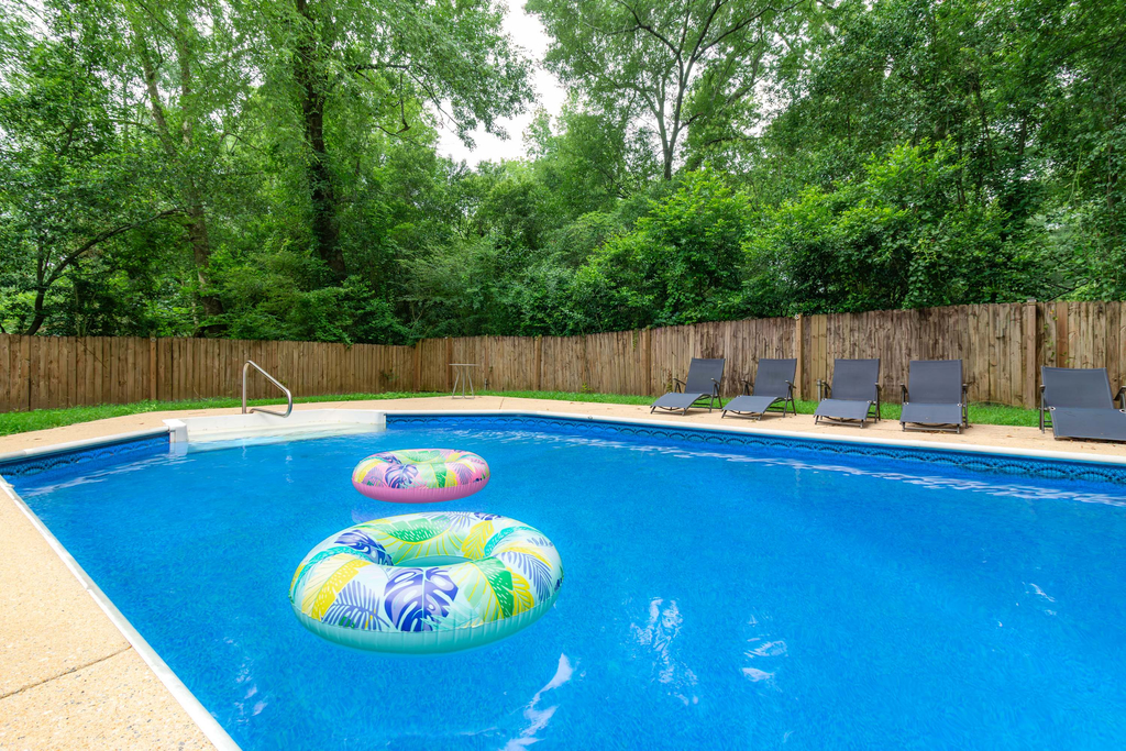 Pool, Fenced Yard, & Patio! Ventura Vista Retreat