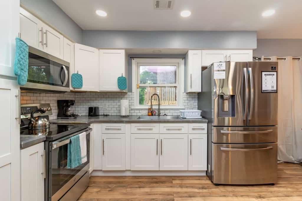 Enjoy a wonderful stay in our charming tri-level home! With 4 bedrooms, two shared sleeping areas, and 3 full bathrooms, it accommodates up to 18 guests. Relax on the cozy patio or let the kids enjoy the treehouse. Our spacious, fully equipped kitchen, free Wi-Fi, and pet-friendly policy (with a fee) ensure a comfortable stay. We’ve included professional photos and real-time images from our cleaning team, so you know exactly what to expect. Make yourself at home—we would love to host you!