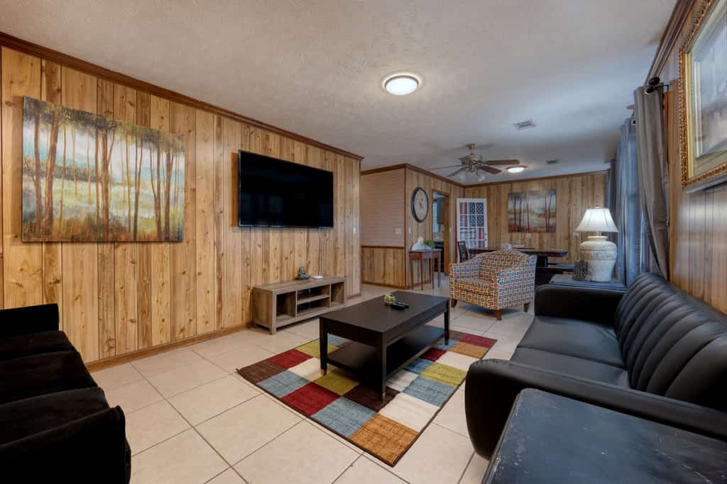 This charming 1-bedroom, 1-bathroom hideaway offers the perfect blend of comfort and convenience. Centrally located near Midtown and Highway 185, it provides easy access to Fort Moore and downtown Columbus, making it ideal for both work and leisure. The property boasts a large, fenced yard, offering plenty of space for your pets to roam freely. Whether you're looking for a cozy retreat or a practical base close to everything, this home has it all! We would love to host you soon!