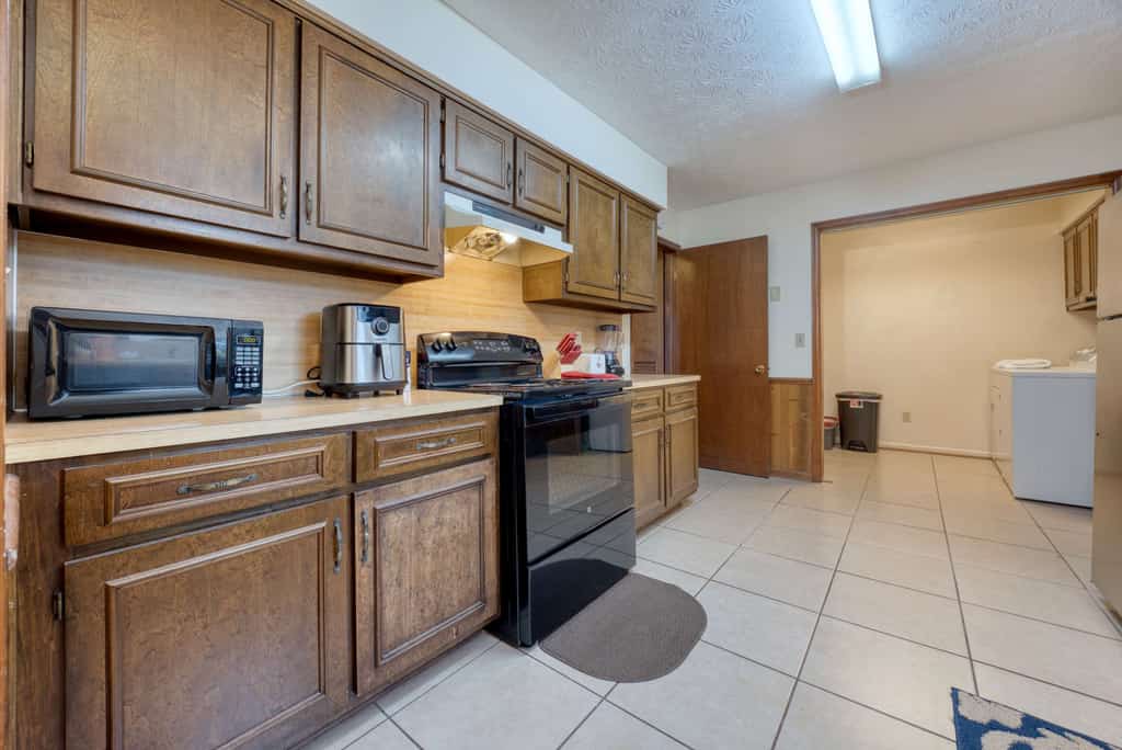This charming 1-bedroom, 1-bathroom hideaway offers the perfect blend of comfort and convenience. Centrally located near Midtown and Highway 185, it provides easy access to Fort Moore and downtown Columbus, making it ideal for both work and leisure. The property boasts a large, fenced yard, offering plenty of space for your pets to roam freely. Whether you're looking for a cozy retreat or a practical base close to everything, this home has it all! We would love to host you soon!