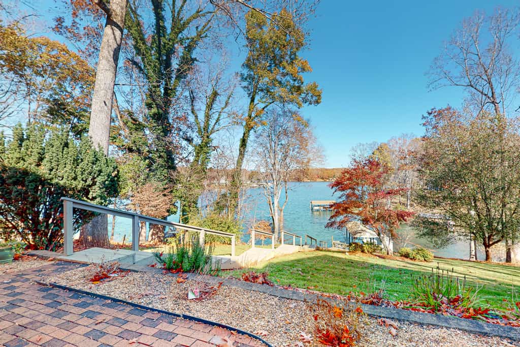 The Lake House on Sunset Point - Lakefront home with private dock & pool table