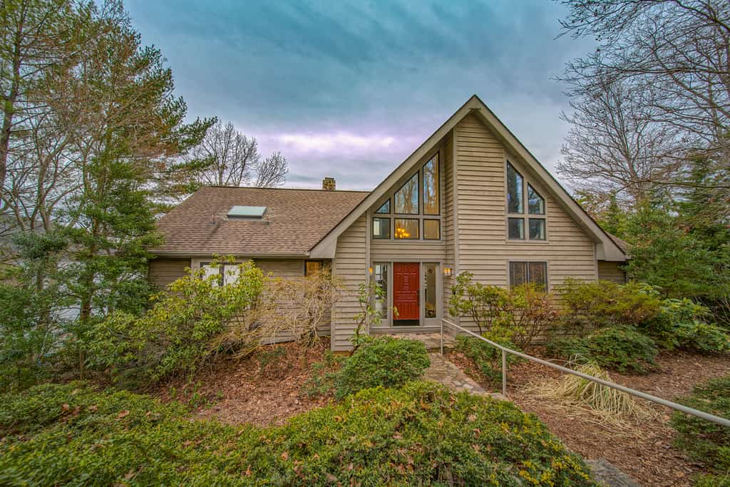 Our Point of View - Lakefront home with hot tub, pool table, dock - dog-friendly
