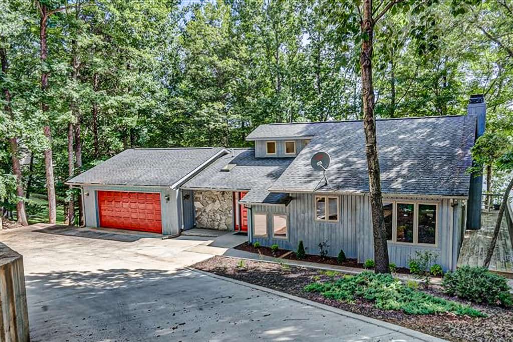 A Kerr Home - Waterfront home with private dock, lake views, kayaks, paddleboat, & pool table
