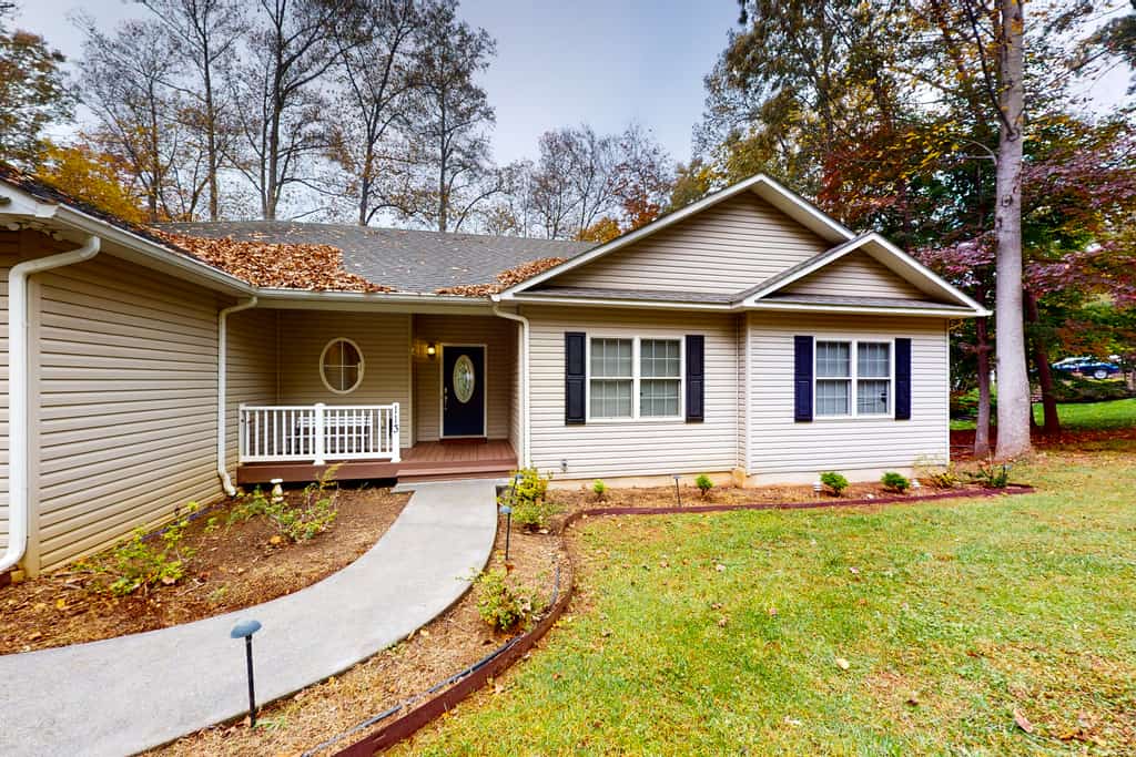 Briarcliff - 3000 sq ft waterfront home w/ private dock, 2 kitchens & pool table