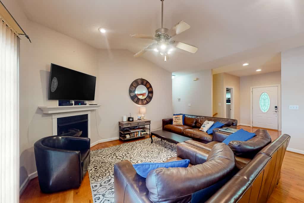 Briarcliff - 3000 sq ft waterfront home w/ private dock, 2 kitchens & pool table