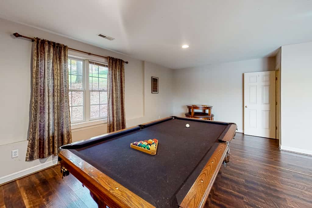 Briarcliff - 3000 sq ft waterfront home w/ private dock, 2 kitchens & pool table