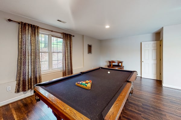 Briarcliff - 3000 sq ft waterfront home w/ private dock, 2 kitchens & pool table