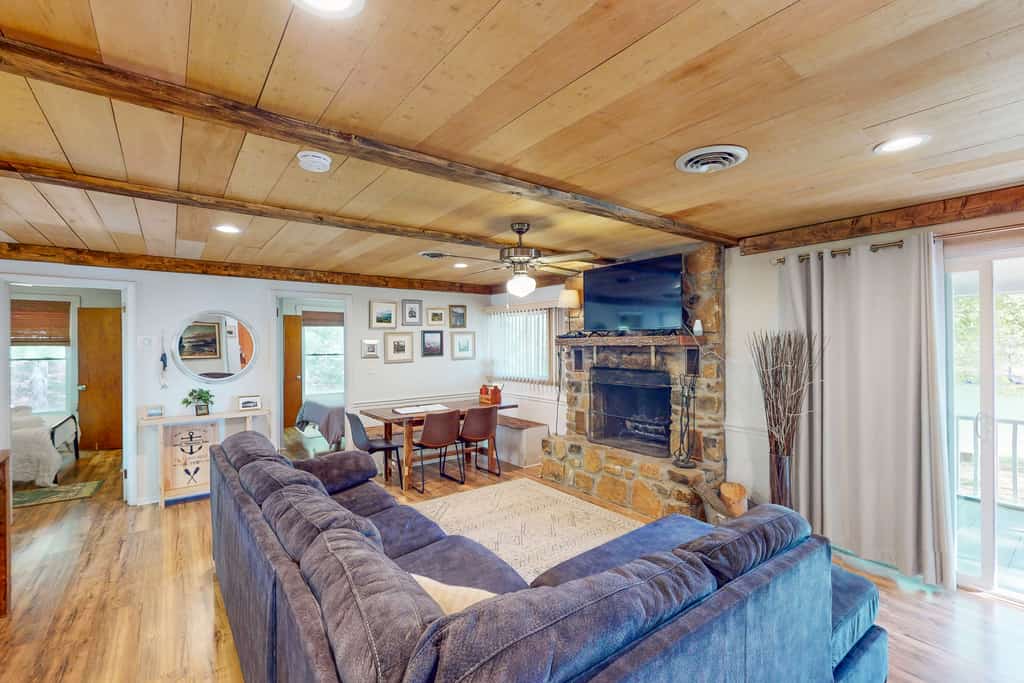 Jewelbox Cottage - Dog-friendly Lakefront home with private dock, canoe & SUPs