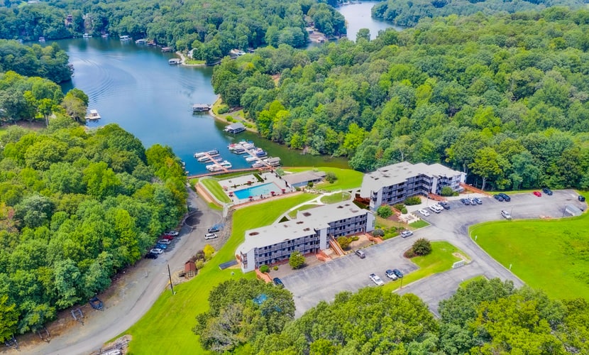 Sunset Landing - Waterfront condo with lake-view deck, tennis court & pool