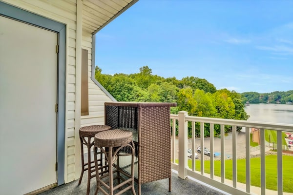 Sunset Landing - Waterfront condo with lake-view deck, tennis court & pool