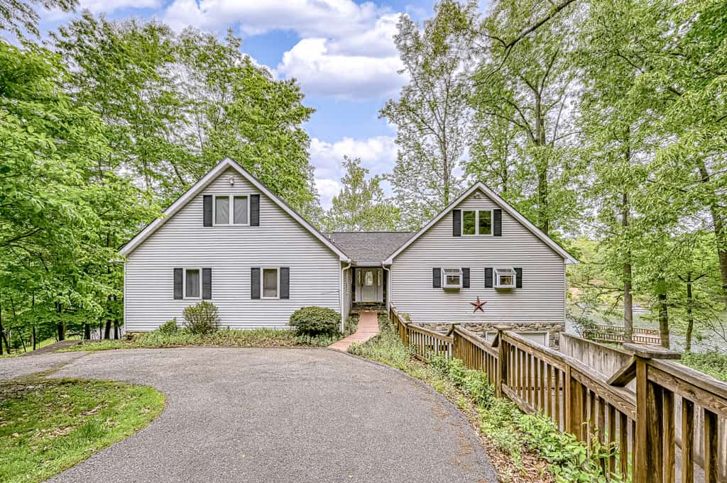 S'thern Rock - Lakefront home with views, dock, screened porch, kayak & canoe